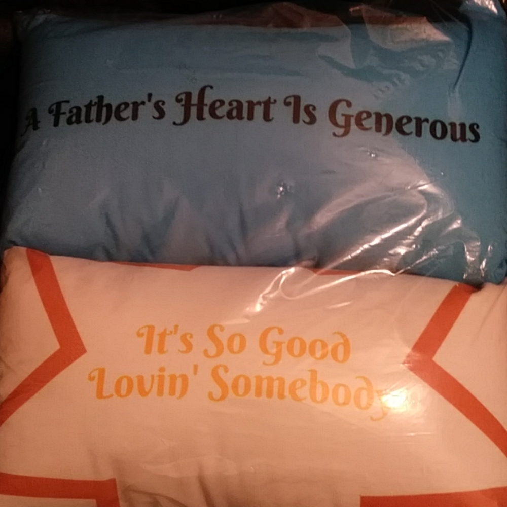 Throw pillows - Picture 3 of 3